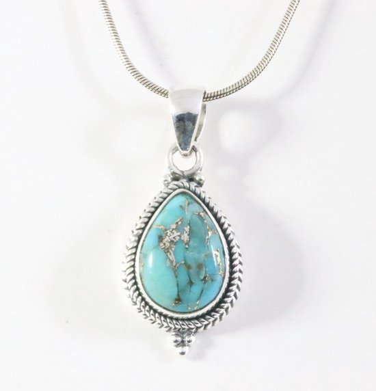 Pendentif en argent repoussé avec turquoise cuivrée bleue sur une chaîne