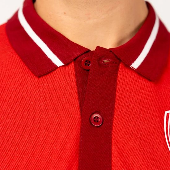 Close-up van de kraag en knoopsluiting van een rode poloshirt met witte strepen op de kraag.