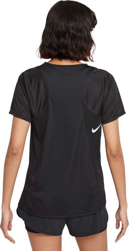 Achterkant van een zwart dames Nike sportshirt met een wit Nike logo op de rug.