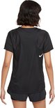 Achterkant van een zwart dames Nike sportshirt met een wit Nike logo op de rug.