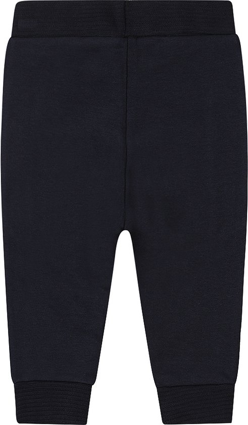 Achterkant van een donkerblauwe joggingbroek met elastische boorden.
