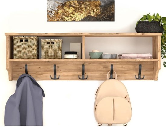 Houten wandkapstok met open vakken, manden, spullen en een rugzak met 5 haken.