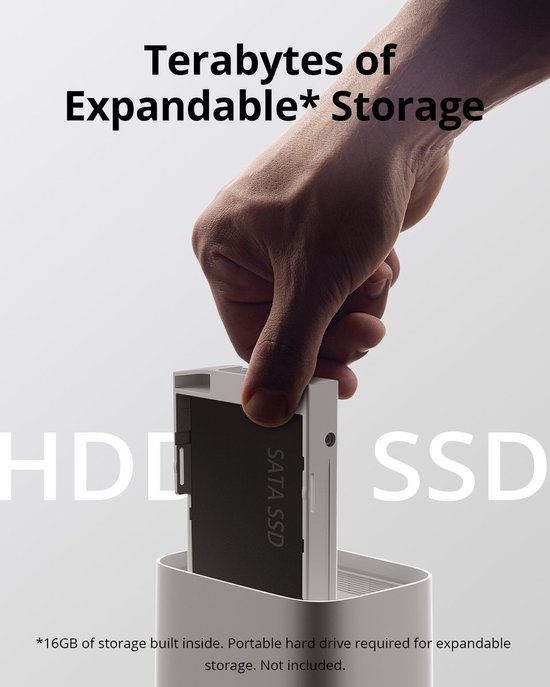 Hand plaatst een SSD in een behuizing met de tekst 'Terabytes of Expandable Storage'.