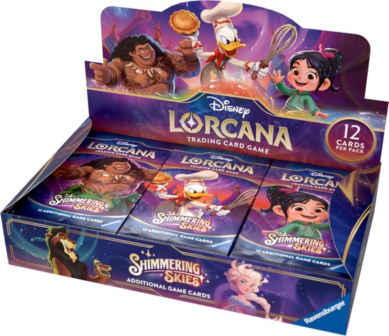 Display box met Disney Lorcana "Shimmering Skies" trading cards, met beelden van Maui, Donald, Vanellope, Scar, en Elsa.