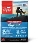 Orijen Original hondenvoer zak met een afbeelding van een persoon met een hond. 85% dierlijke ingrediënten.