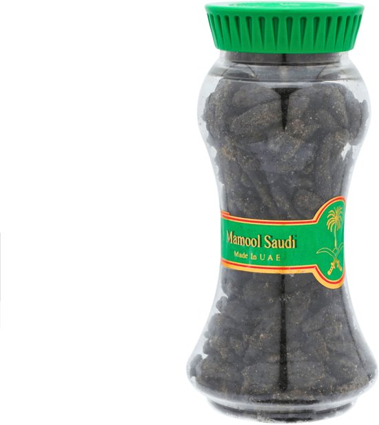Plastic pot met groene deksel, gevuld met donkerbruine wierookkorrels. Label met 'Mamool Saudi Made In U A E' en een palmboom.