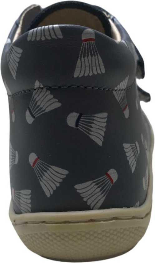 Achterkant van een blauwe leren sneaker met klittenbandsluiting en een all-over print van witte badmintonshuttles met rode en blauwe accenten.