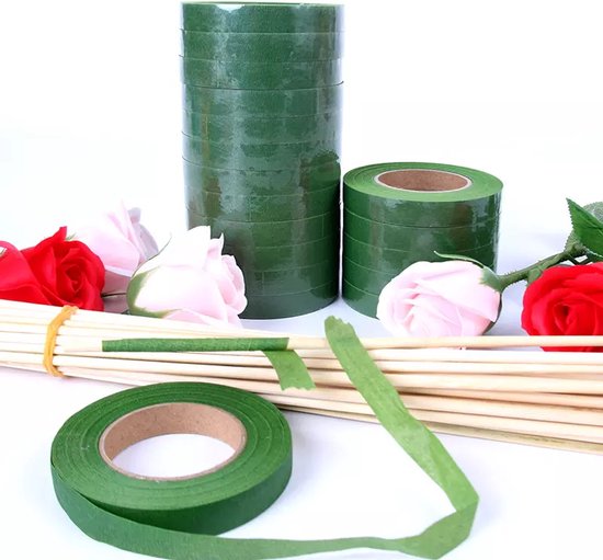 Stapel groene bloementape met rozen, houten stokken en een rol tape.
