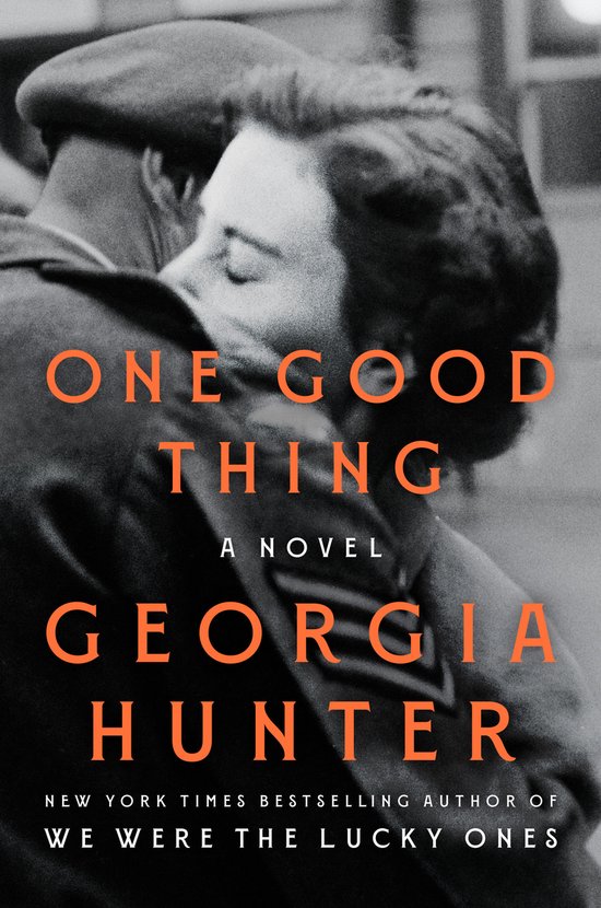 Boekcover: "One Good Thing" van Georgia Hunter. Een zwart-witfoto van een stel dat elkaar omhelst. Tekst: "ONE GOOD THING A NOVEL GEORGIA HUNTER NEW YORK TIMES BESTSELLING AUTHOR OF WE WERE THE LUCKY ONES"
