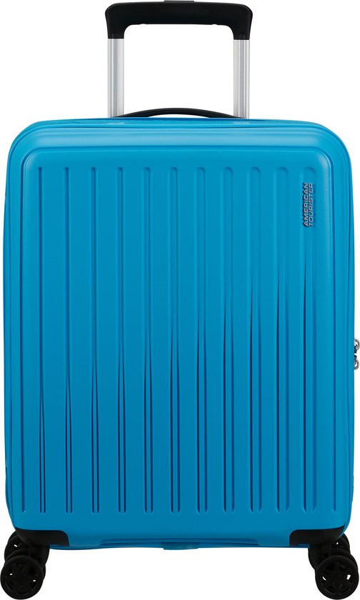 Heldere blauwe American Tourister koffer met vier wielen, uitschuifbare handgreep en verticale ribbels.