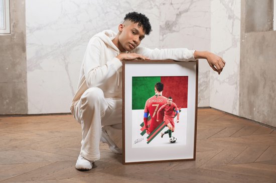 Man tenant un portrait de Ronaldo en maillot rouge numéro 7, devant le drapeau portugais.