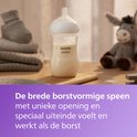 Philips Avent babyfles met brede, borstvormige speen, gevuld met melk.
