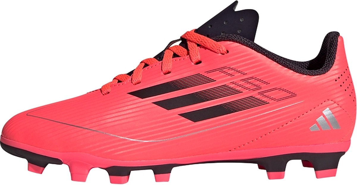 Roze adidas F50 Club voetbalschoenen voor kinderen, maat 38 2/3, met synthetisch bovenwerk en zwarte accenten.