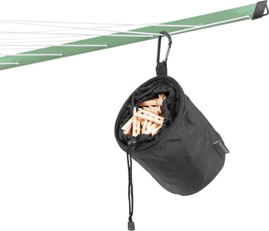 Zwart Brabantia wasknijperzakje met houten knijpers, hangend aan een droogmolen.