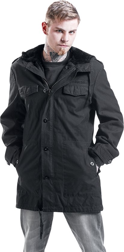 Model in zwarte parka met bontkraag, borstzakken en knoopsluiting.