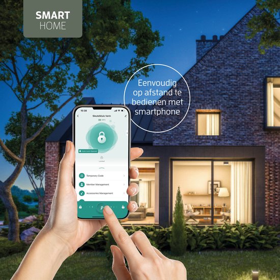 Varin smart sleutelkluis bedienen op afstand met smartphone in een nachtelijke tuin setting.