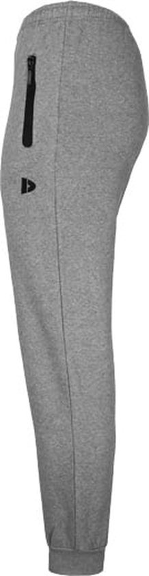 Zijaanzicht van een grijze joggingbroek met ritssluiting op de linkerheup.