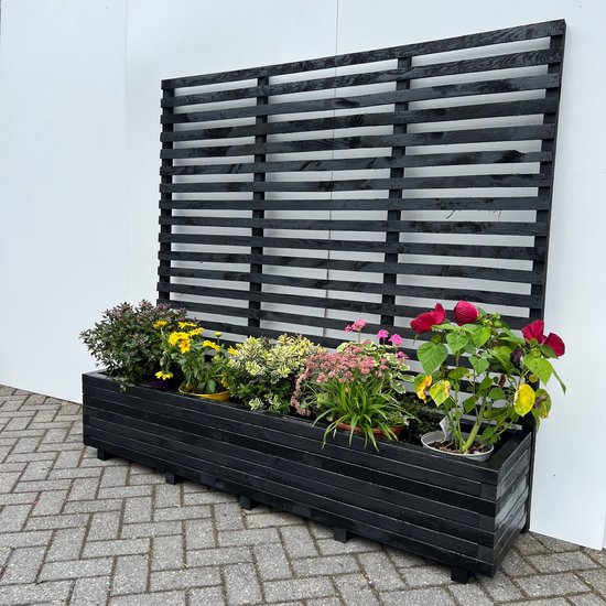 Zwarte plantenbak met klimrek, gevuld met diverse bloeiende planten.