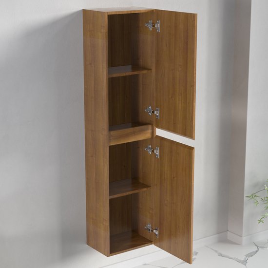 Een open hoge badmeubelkast van warm eikenhout met drie planken.