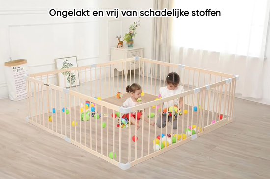Twee kinderen spelen in een grote houten babybox met veel speelgoed.