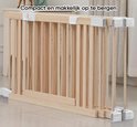 Gevouwen houten babybox met kliksysteem, compact en makkelijk op te bergen.