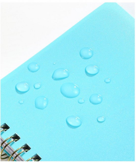 Close-up van een lichtblauwe, waterbestendige PP-materiaal omslag van een notitieboekje met waterdruppels erop.