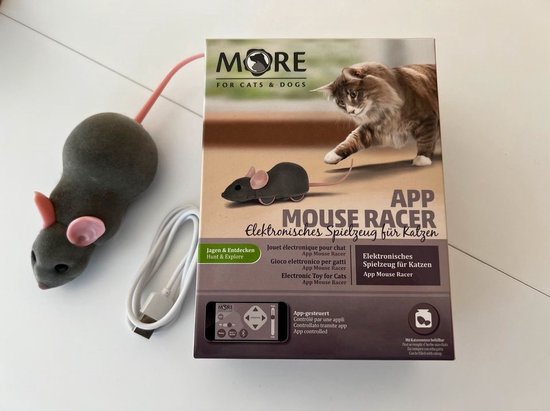 Grijze speelgoedmuis met roze oren en staart, naast de verpakking van de Mouse Racer.