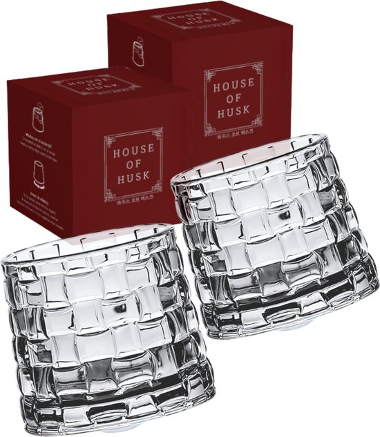 Deux verres tumblers en verre avec un motif tressé, à côté de deux boîtes cadeaux rouges portant l'inscription 'House of Husk'.