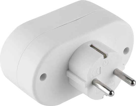 Witte, compacte stekkeradapter met een geaarde stekker en een stopcontact.