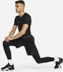 Man met zwarte Nike Pro outfit: t-shirt, shorts met legging eronder, en zwarte sneakers.