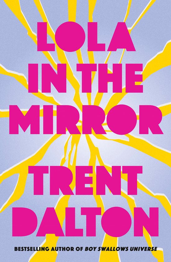 Boekcover: LOLA IN THE MIRROR door TRENT DALTON. Felroze letters op een gebroken spiegel met gele en grijze stralen.