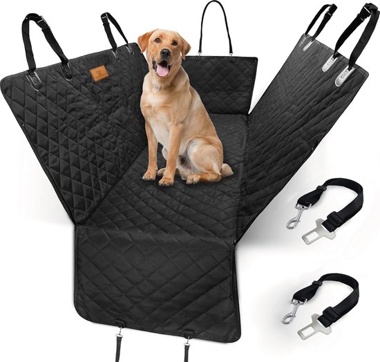 Zwarte gewatteerde autodeken voor honden, met een gele labradoodle zittend in het midden. Twee veiligheidsharnassen liggen ernaast.