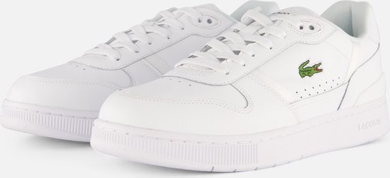 Witte Lacoste sneakers met groene krokodil logo op de zijkant, witte veters en witte zool.