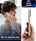 Vrouw met gouden hoes voor iPhone 16 Pro Max, sprekend aan telefoon. Hand houdt dunne hoes vast.