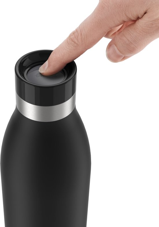 Vinger drukt op de knop van de zwarte Tefal Bludrop thermosfles met zilveren ring.