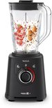 Zwarte Tefal blender met glazen kan, gevuld met aardbeien en amandelen. Met draaiknop en 'Start/Stop'-indicator.