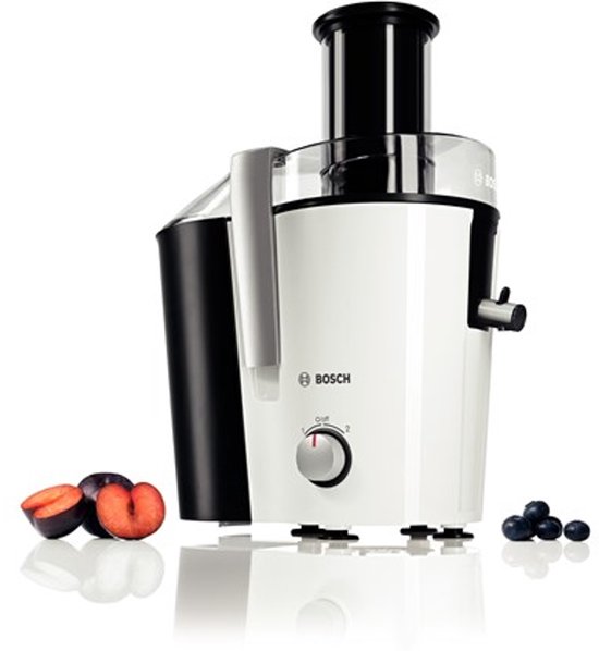 Witte Bosch sapcentrifuge met zwarte pulpcontainer, met pruimen en blauwe bessen ernaast.