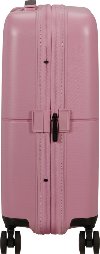 Zijkant van een roze American Tourister koffer met ritssluiting en gespen.
