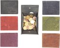 Een verzameling van zes leren portemonnees in diverse kleuren en één open portemonnee met munten.