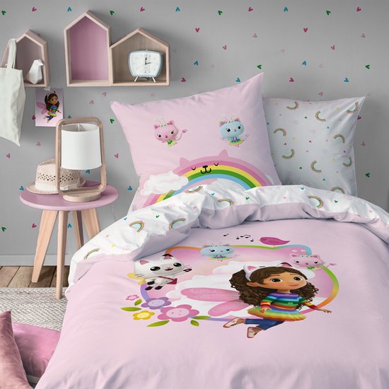 Kinderkamer met een roze dekbedovertrek met Gabby's poppenhuis-thema, inclusief kussens en muurdecoratie.