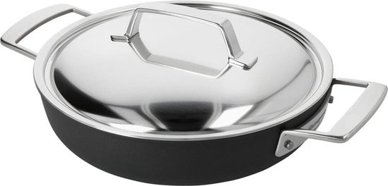 Zwarte braadpan met deksel, twee handgrepen en zilverkleurige accenten.