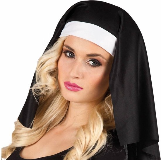 Close-up van een vrouw met blond haar, dragend een zwart nonnenkapje met witte band.