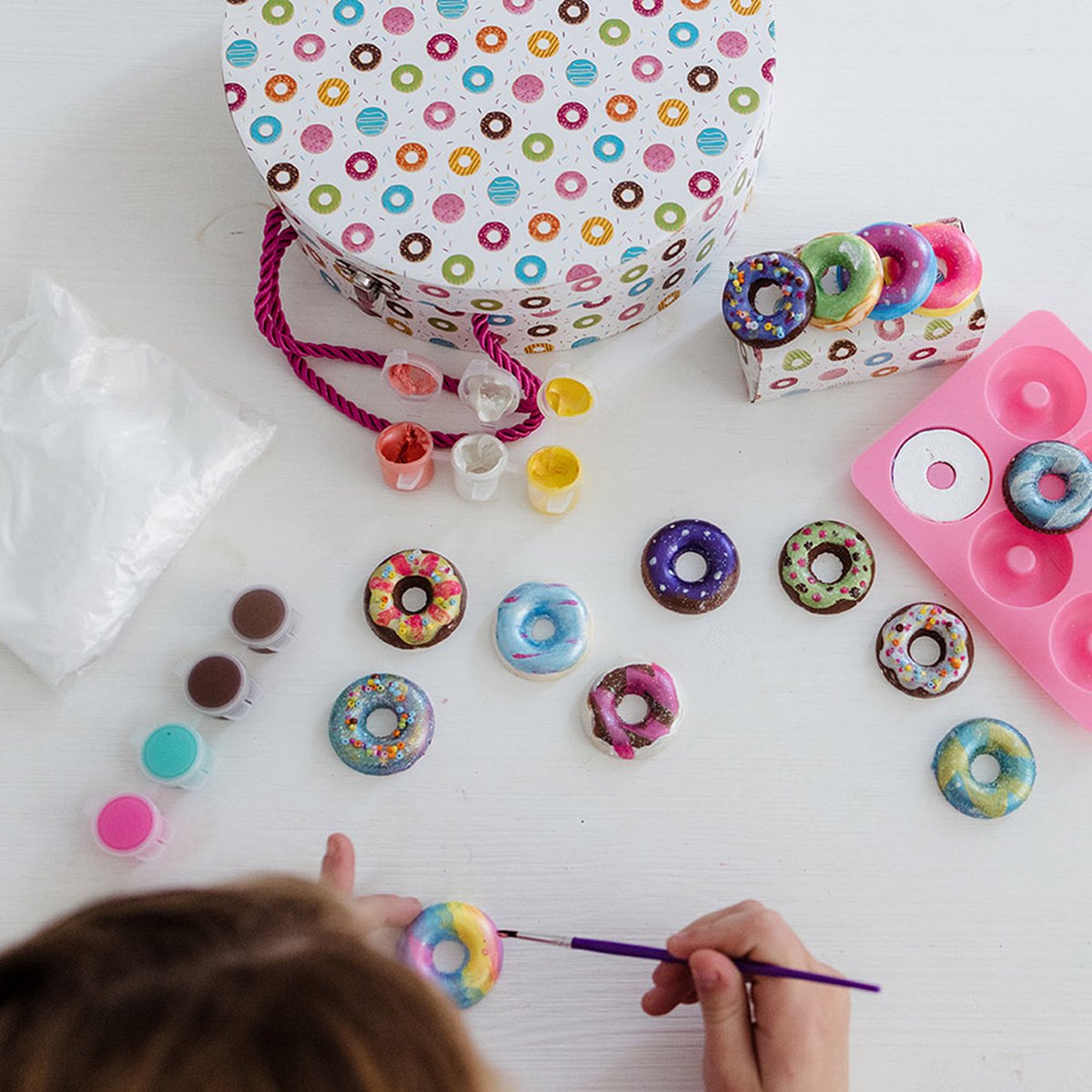 Totum Donut Factory knutsel koffertje - donuts gips gieten en schilderen - creatief speelgoed meisjes en jongens vanaf 5 jaar knutselen cadeautip — afbeelding 3