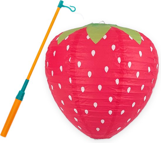 Papieren aardbeienlantaarn, rood met witte zaadjes en groene kelk, met oranje stokje.
