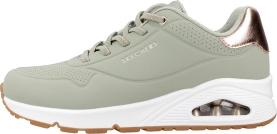 Zijaanzicht van een lichtgroene Skechers sneaker met koperkleurige hieldetail en luchtdemping.