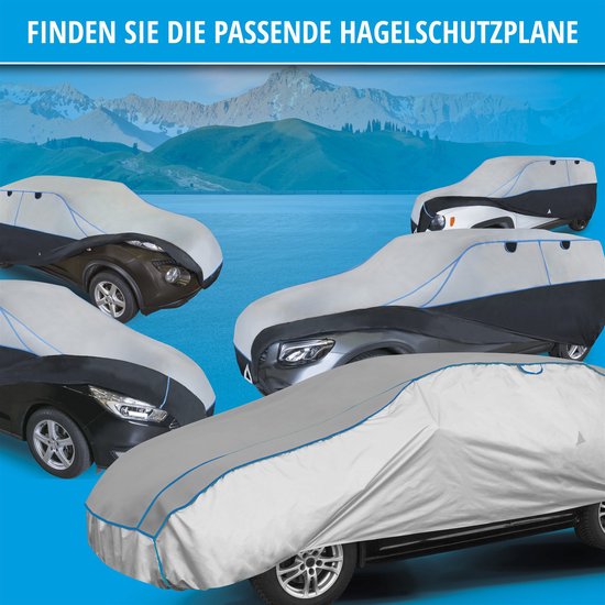 Verschillende auto's met hagelbeschermhoezen in verschillende formaten op een blauwe achtergrond met bergen en water.