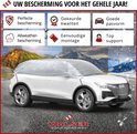 Een witte Audi Q4 e-tron onder een doorzichtige Walser autohoes, omringd door andere auto's, met iconen voor perfecte bescherming, gekeurde kwaliteit, goede pasvorm en eenvoudige montage.