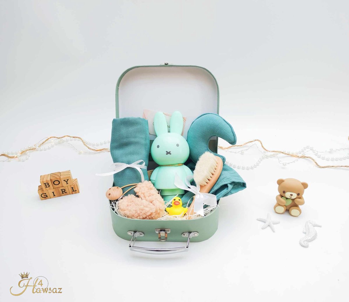 Goedkoopste Gepersonaliseerde kraamcadeaus 7 stuks - Genderneutraal babycadeau - Hawsaz.nl cadeau - Babygeschenksets - Geboortecadeau - babyshower - Babyset - Baby knuffel doekje - Speenkoord - baby speelgoed - Babyverzorging - Badcape - Nijntje - Baby koffertje
