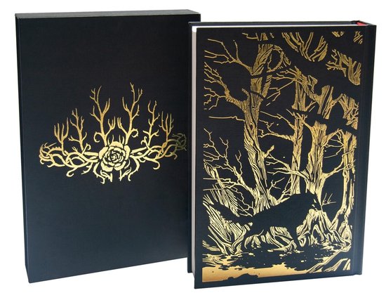 Zwarte gebonden editie met gouden illustraties van takken, een roos en een kraai. Inclusief bewaarhoes met gouden rozendecoratie.