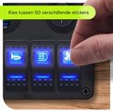 Een hand brengt een sticker met een ventilator-icoon aan op een verlichte schakelaar.